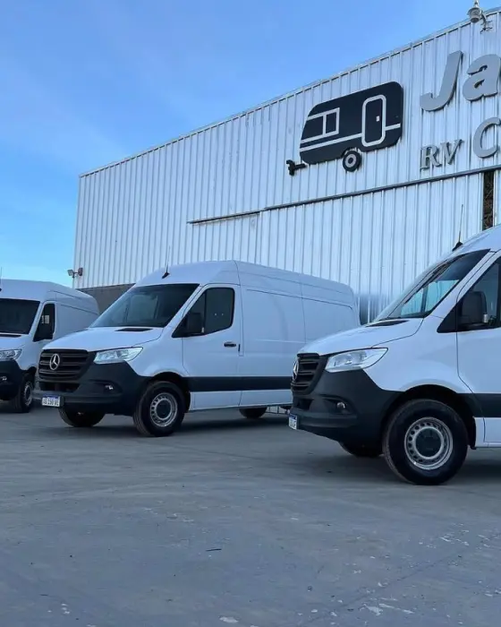 Sprinter frente a la planta de Jaycor RV Cruiser